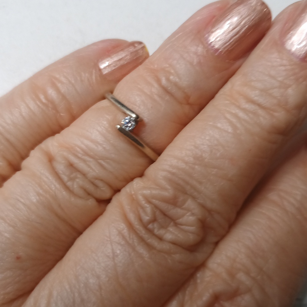 #41 Vintage 10K solid White gold white sapphire dainty ring sz 4.25